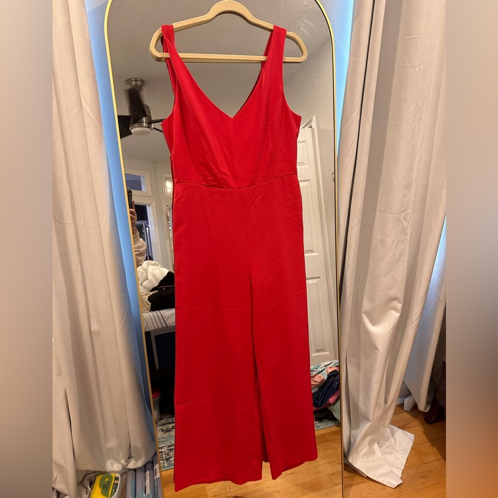 V-NECK OPEN BACK JUMPSUIT (cherry red toned)
(size L) 97% polyester, 3% spandex